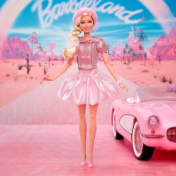 Barbie la Película Margot Robbie con minifalda y boina rosa Barbie la Película Margot Robbie con minifalda y boina rosa