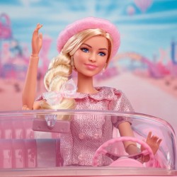 Barbie la Película Margot Robbie con minifalda y boina rosa Barbie la Película Margot Robbie con minifalda y boina rosa