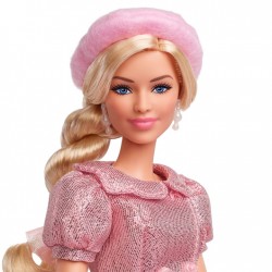 Barbie la Película Margot Robbie con minifalda y boina rosa Barbie la Película Margot Robbie con minifalda y boina rosa